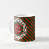 赤と緑のリースに様式化された白ストライプ色 コーヒーマグカップ (正面左)