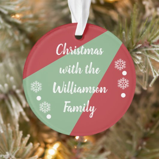 赤と緑の家族を持つクリスマス オーナメント (ツリー)