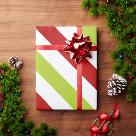 赤と緑の広い対角線パターストライプン ラッピングペーパー (クリスマスギフト)
