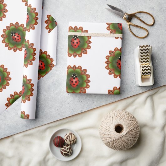 赤と緑の花びらの赤いラディバグ。 ラッピングペーパー (クラフト)