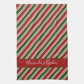 赤と緑ストライプのパーソナライズされたクリスマス キッチンタオル (縦)