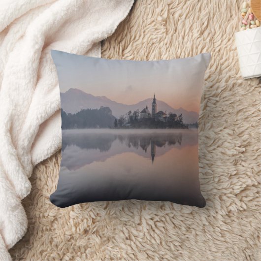 赤と茶色の家と水 クッション (ブランケット)