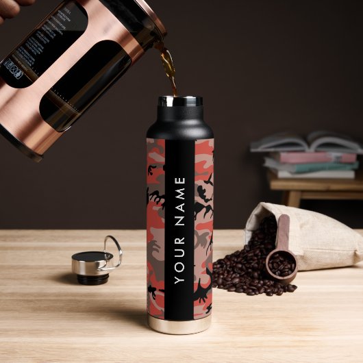赤と茶色の迷彩自分の名前をパーソナライズ ウォーターボトル (コーヒー)