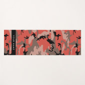 赤と茶色の迷彩自分の名前をパーソナライズ ヨガマット (正面(横))