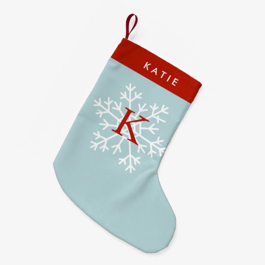 赤と薄い青のスノーフレークモノグラムの スモールクリスマスストッキング (正面 (吊り時))