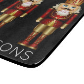 赤と金ゴールドのナットクラッカーが黒のパーソナライズ・カット カッティングボード (角)