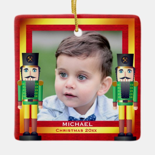 赤と金ゴールドのフレームとくるみクラッカークリスマス セラミックオーナメント (正面)