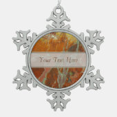 赤と金ゴールドの石化された木材 スノーフレークピューターオーナメント (正面)