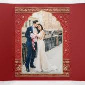 赤と金ゴールドボリウッドスタイルインディアン結婚ズ 三つ折り招待状 (内部中)