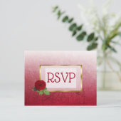 赤と金ゴールド色あせたバラ結婚式RSVPはがき インビテーションポストカード (スタンド正面)