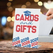 赤と青のカードとギフト卒業テーブル 台座サイン