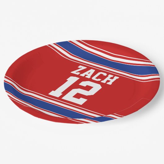 赤と青のスポーツジャージー誕生日パーティー ペーパープレート (アングル)