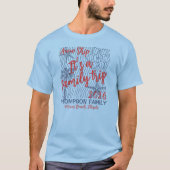 赤と青の名前と場所がマッチした家族旅行 Tシャツ (正面)