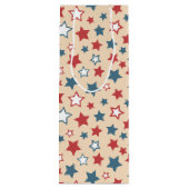 赤と青の星、7月4日、ベージュの背景 ワインギフトバッグ (裏面)