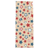 赤と青の星、7月4日、ベージュの背景 ワインギフトバッグ (正面)