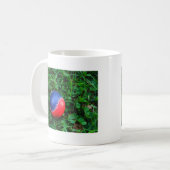 赤と青の野球と白のステッチ コーヒーマグカップ (正面左)