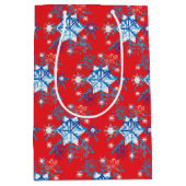 赤と青の雪の結晶と星 ミディアムペーパーバッグ (正面)