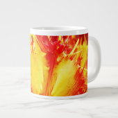 赤と黄色のクローズアップ巻きチューリップ ジャンボコーヒーマグカップ (正面右)