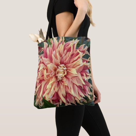 赤と黄色の斑入りのダリアの花のフラワー トートバッグ (クローズアップ)