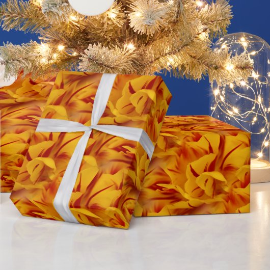 赤と黄色の混沌：モンセルラツートーンチューリップ ラッピングペーパー (クリスマス)