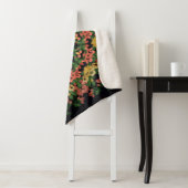 赤と黄色の花を持つ明るいフローラ曼荼羅。 シェルパブランケット (インサイチュ)