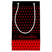 赤と黒のスタイリッシュハートパターン、名前をカスタムする スモールペーパーバッグ (正面)