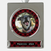 赤と黒のタータンチェック格子犬の写真クリスマス シルバープレートバナーオーナメント (正面)