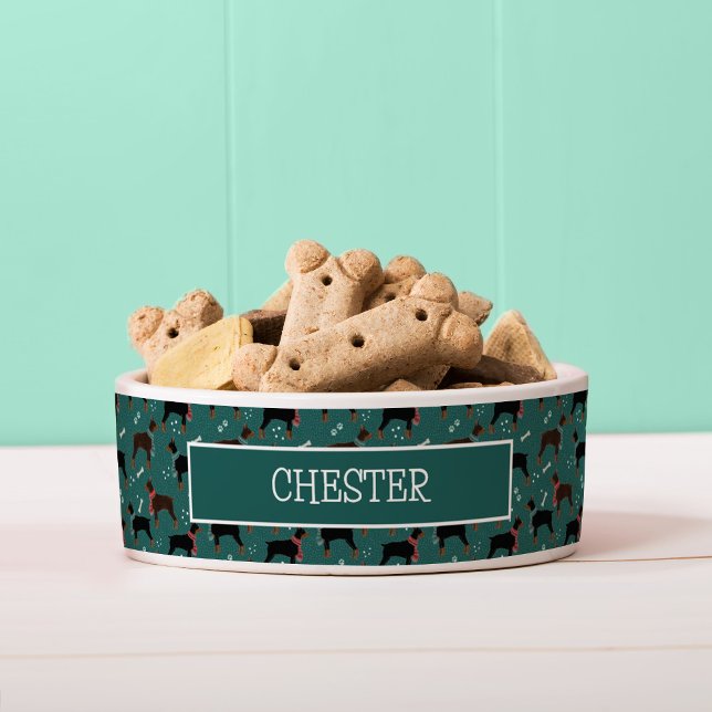 赤と黒のドーベルマン、スカーフ、冬のパターン ボウル (Winter Doberman Pattern Dog Bowl with Custom Name (add your own dog name))