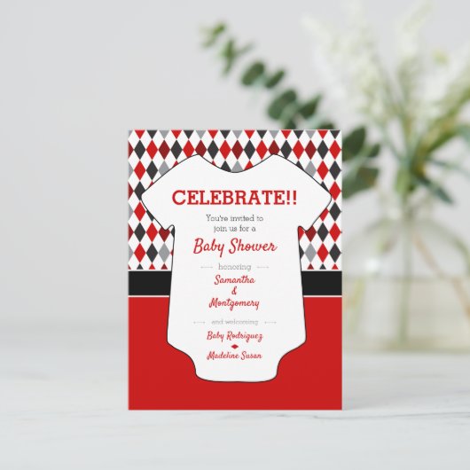 赤と黒のパターアーガイルン赤ちゃんシャワー ポストカード (スタンド正面)