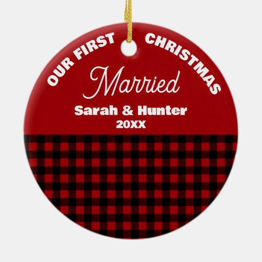 赤と黒のプレイド私たちの最初のクリスマス結婚した セラミックオーナメント (裏面)