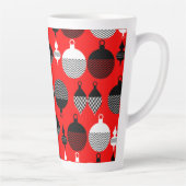 赤と黒のレトロクリスマス装飾ボール カフェラテマグ (右)