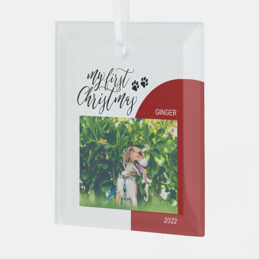 赤と黒の子犬のポーのペットの初めてのクリスマス写真 ガラスオーナメント (正面左)