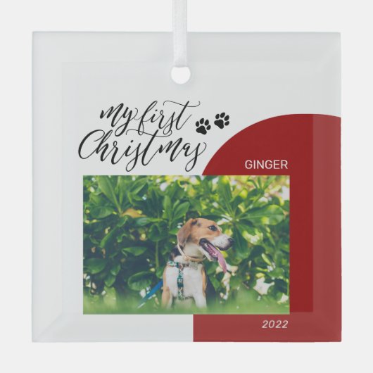 赤と黒の子犬のポーのペットの初めてのクリスマス写真 ガラスオーナメント (正面)