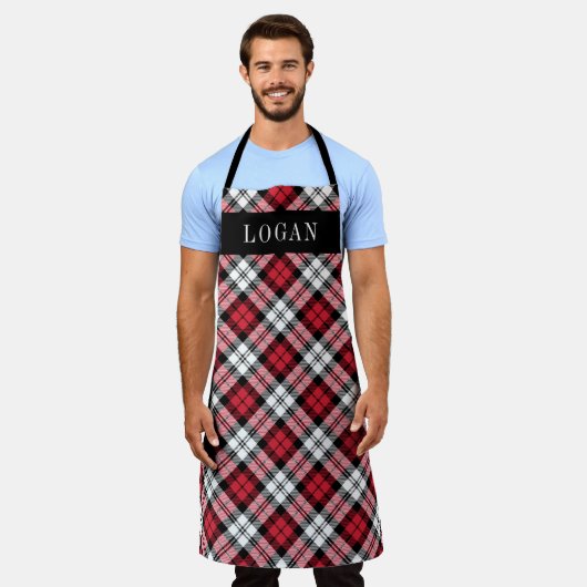 赤と黒の時計の格子柄の休日パーソナライズされた エプロン (着用した状態)