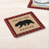 赤と黒の格子縞に黒い熊パーソナライズされた スクエアペーパーコースター (アングル)