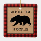 赤と黒の格子縞に黒い熊パーソナライズされた セラミックオーナメント (裏面)