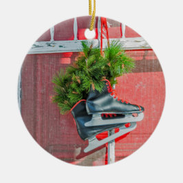 赤と黒の氷がドアの上でスケート セラミックオーナメント