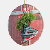 赤と黒の氷がドアの上でスケート セラミックオーナメント (左)