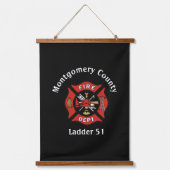 赤と黒の消防署のロゴのカスタム 吊り下げ型タペストリー (正面)