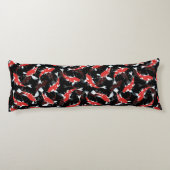 赤と黒の繰り返しモチーフ |コイ魚の柄 ボディピロー (裏面)