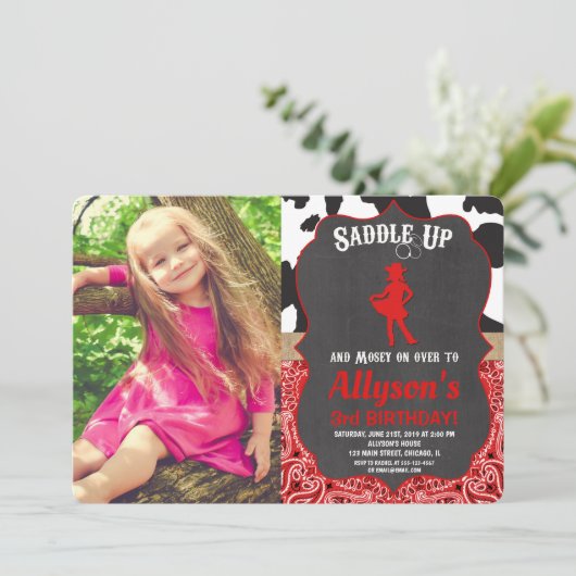 赤と黒の西洋女性のカーボーイの写真娘誕生日 招待状 (スタンド正面)
