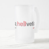 赤と黒のHelveticaロゴ フロストグラスビールジョッキ (正面右)
