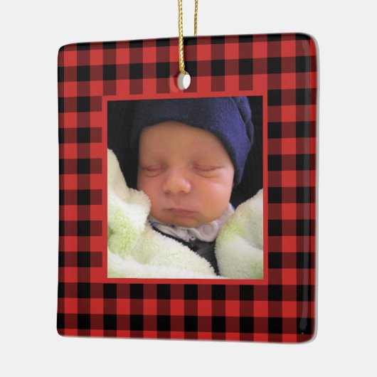 赤と黒バッファロープレイドベビーの初めてのクリスマス セラミックオーナメント (左)