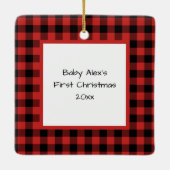 赤と黒バッファロープレイドベビーの初めてのクリスマス セラミックオーナメント (裏面)