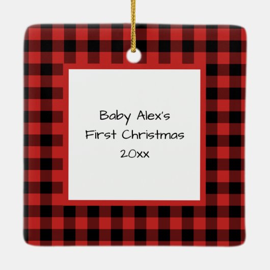 赤と黒バッファロープレイドベビーの初めてのクリスマス セラミックオーナメント (裏面)