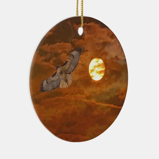 赤によって後につかれるタカおよび赤い空 セラミックオーナメント (右)