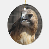 赤によって後につかれるタカかBuzzardのオーナメント セラミックオーナメント (左)