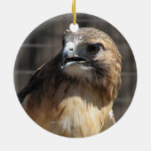 赤によって後につかれるタカかBuzzardのオーナメント セラミックオーナメント (裏面)