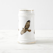 赤によって後につかれるタカのマグ ビールジョッキ (中央)