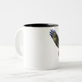 赤によって後につかれるタカの飛行 ツートーンマグカップ (正面左)